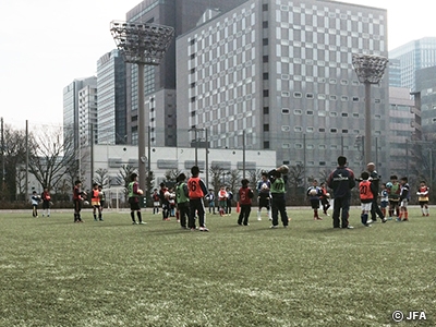 ｢文京区ジュニアサッカー教室」で47人の子供たちがサッカーを楽しむ