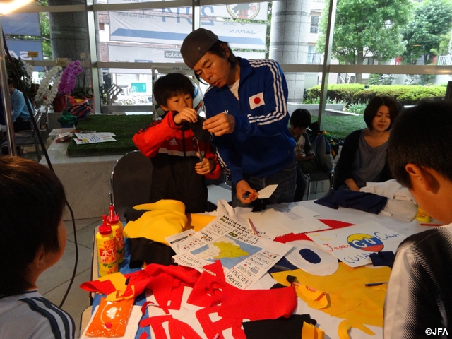 Japan Football Museum holds Match Flag Project workshop