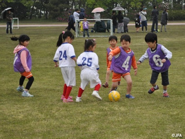 JFAキッズサッカーフェスティバル 石川県の西部緑地公園陸上競技場サブグラウンドに約403人が参加！