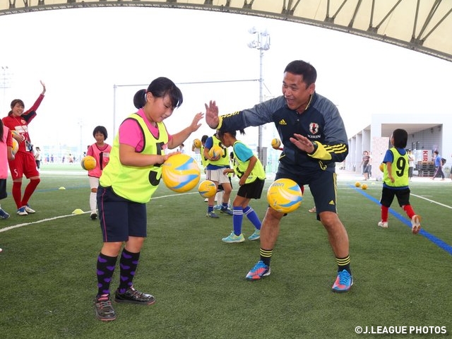JFA・キリン レディース／ガールズサッカーフェスティバル　初めて開催 大阪／J-GREEN堺で約800名が参加し、なでしこジャパン佐々木監督らとサッカーを楽しむ