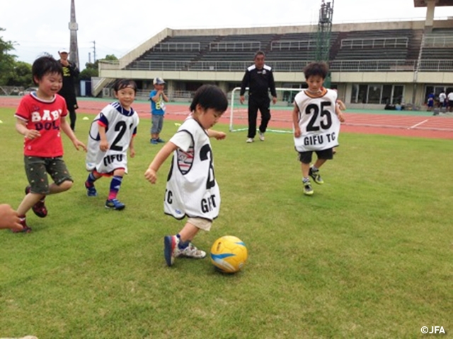 JFAキッズサッカーフェスティバル　岐阜県の大垣市浅中運動公園 陸上競技場（天然芝）に、約160人が参加！