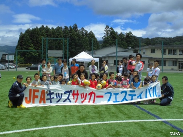 JFAキッズサッカーフェスティバル　山形県の白鷹町東陽の里人工芝生グランドに、約60人が参加！ 