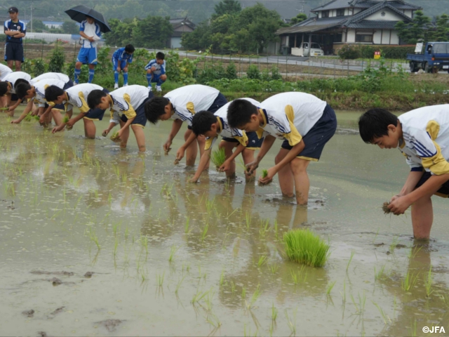 JFAアカデミー熊本宇城の取り組み　「田植え体験」「心肺蘇生法講習会」