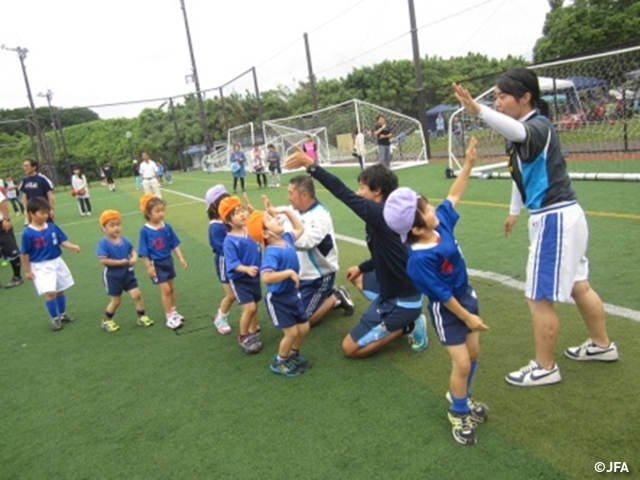 JFAキッズサッカーフェスティバル　栃木県のサンエコ鹿沼自然の森サッカー場に、約150人が参加！