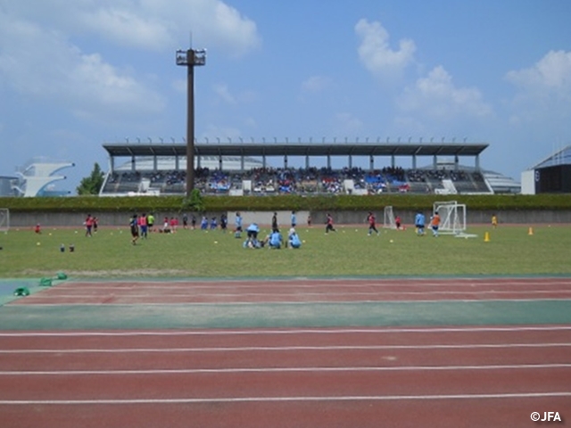 JFAレディース／ガールズサッカーフェスティバル　岐阜県の長良川補助競技場に、約200人が参加！