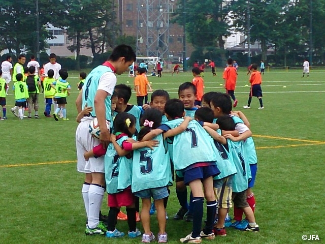 JFAキッズサッカーフェスティバル　秋田県の秋田市八橋運動公園第2球技場に、約200人が参加！