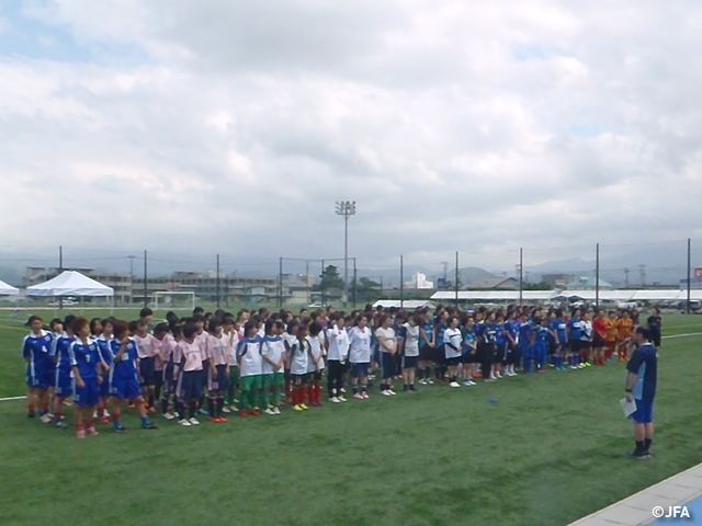 JFAレディース/ガールズサッカーフェスティバル　山形県の米沢市営人工芝サッカーフィールドに、約300人が参加！