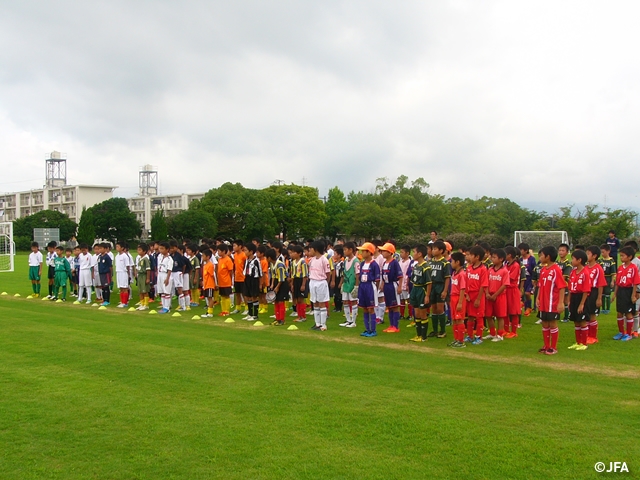 JFAキッズサッカーフェスティバル　佐賀県の佐賀県総合運動場に、約530人が参加！