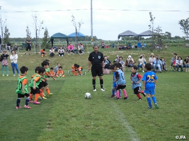 JFAキッズサッカーフェスティバル　北海道の恵庭市ルルマップ自然公園ふれらんどに、約90人が参加！