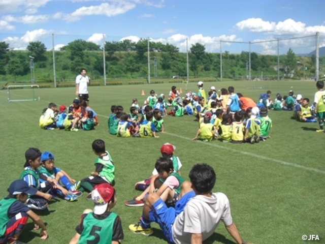 JFAキッズサッカーフェスティバル　山梨県の昭和町押原公園に、約300人が参加！