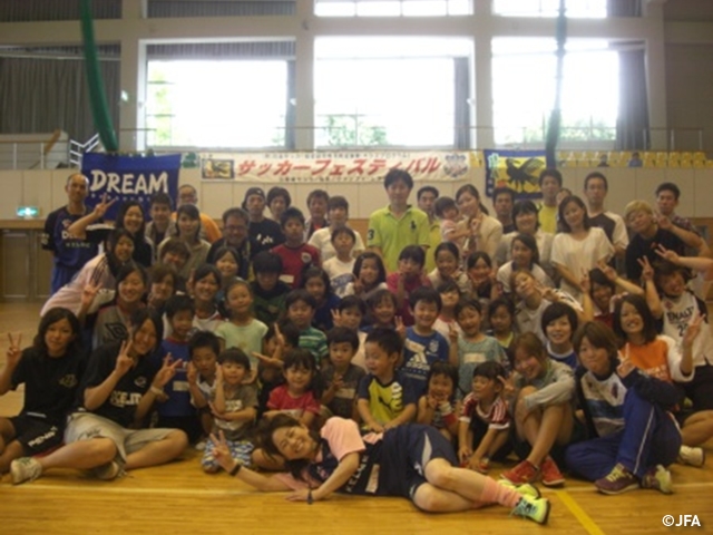 JFAレディース／ガールズサッカーフェスティバル　 山梨県の昭和町民体育館に、約100人が参加！