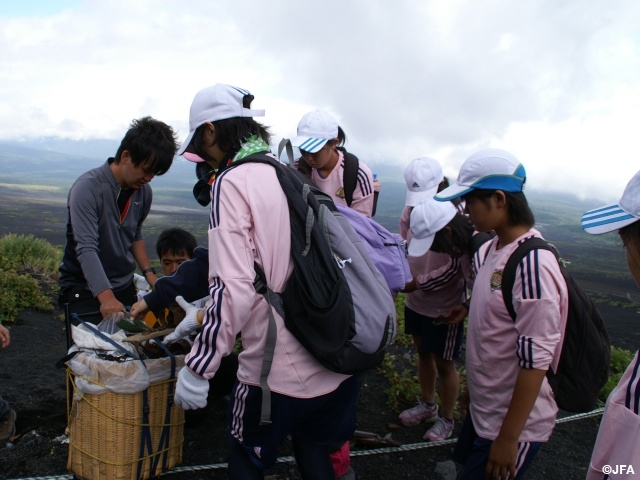 JFA Academy Fukushima students climbed Mount Fuji for cleanup