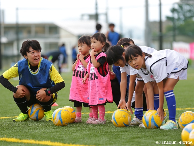 山形県／米沢市営人工芝サッカーフィールドに668名が参加！ なでしこジャパン佐々木則夫監督らと一緒にサッカーを楽しむ JFA・キリン レディース／ガールズサッカーフェスティバル in 山形開催レポート