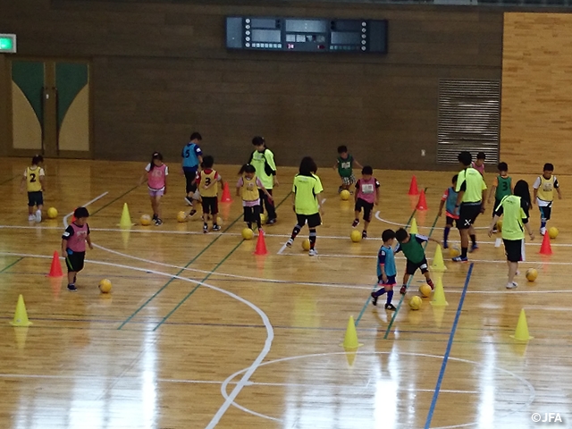 JFAキッズサッカーフェスティバル　宮城県の登米総合体育館 とよま蔵ジアムに、約50人が参加！