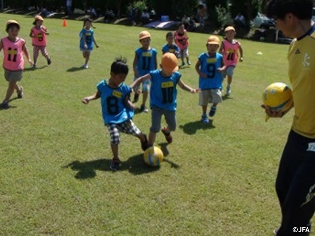 JFAキッズサッカーフェスティバル　青森県の中央公園ふれあい広場に、約80人が参加！