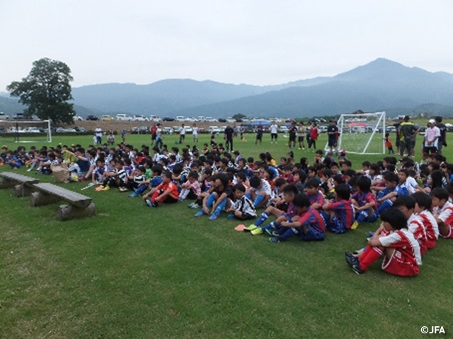 JFAキッズサッカーフェスティバル　徳島県の吉野川井山川町バンブー公園に、約500人が参加！