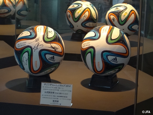 キリンチャレンジカップ2014　日本代表サイン入り公式試合球とマッチボールを展示　日本サッカーミュージアム