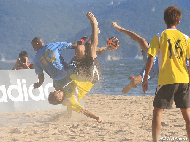 The best 4 teams reach semifinals!: The 9th Japan Beach Soccer Championship