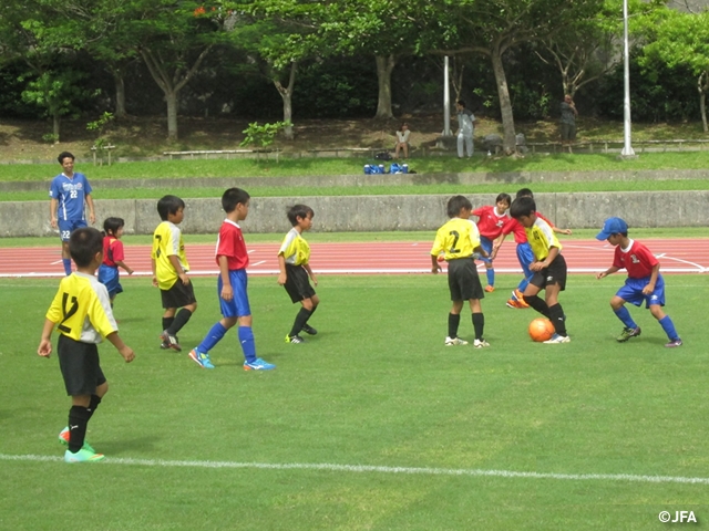 JFAフットボールデー　沖縄県の西原町民陸上競技場に、約190人が参加！