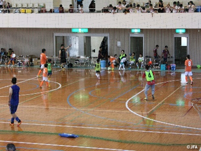 JFAファミリーフットサルフェスティバル　長崎県の新上五島町奈良尾体育館に、約180人が参加！