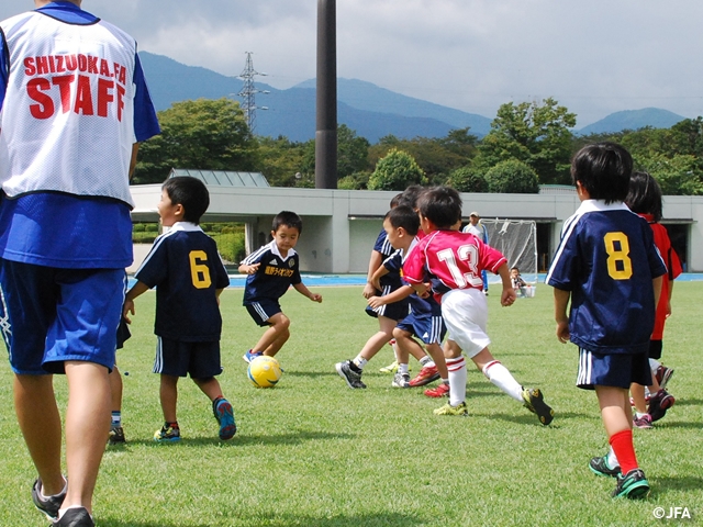 JFAキッズサッカーフェスティバル　静岡県の裾野市運動公園陸上競技場に、約1,300人が参加！