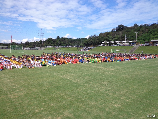 JFAキッズサッカーフェスティバル　愛媛県の新居浜グリーンフィールドに、約2,400人が参加！
