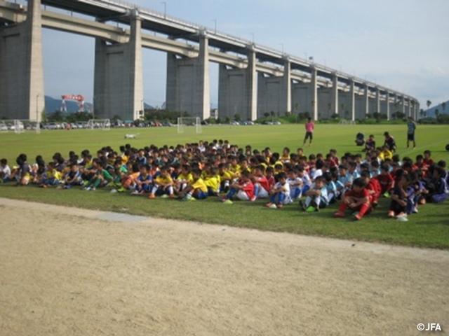 JFA キッズサッカーフェスティバル　香川県の瀬戸大橋記念公園に、約540人が参加！