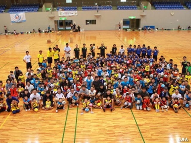 JFAキッズサッカーフェスティバル　島根県の鹿島総合体育館に、約220人が参加！