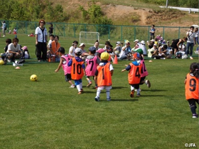 JFAキッズサッカーフェスティバル　北海道の小樽市望洋サッカー・ラグビー場に、約300人が参加！