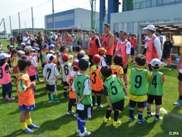 JFAキッズサッカーフェスティバル　北海道の札幌サッカーアミュズメントパークに、約100人が参加！