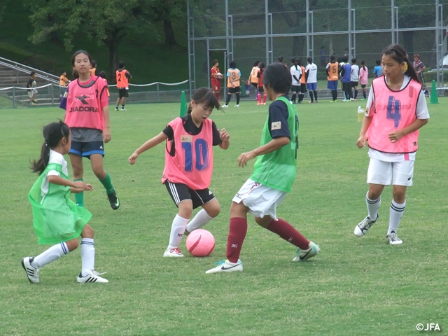 JFAレディース／ガールズサッカーフェスティバル　鳥取県のコカコーラウエストスポーツパーク多目的広場に、約80人が参加！