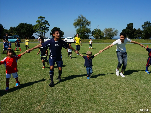 JFAフットボールデー　静岡県の小笠山運動公園エコパ芝生広場に、約120人が参加！