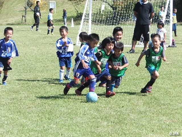 JFAキッズサッカーフェスティバル　徳島県の海陽町ピクニック公園に、約250人が参加！