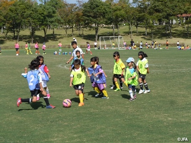 JFAレディース／ガールズサッカーフェスティバル　兵庫県のしあわせの村運動広場に、約400人が参加！