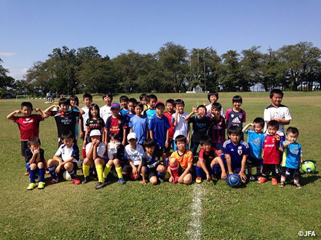 JFAキッズサッカーフェスティバル　秋田県横手市の記念公園運動場に、約100人が参加！