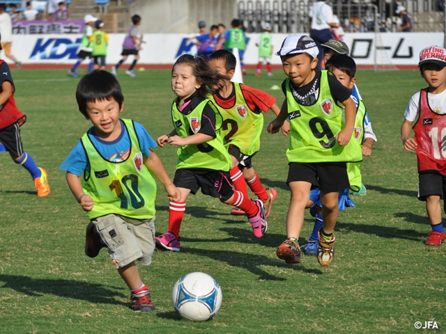 JFAフットボールデー　京都府京都市の京都市西京極総合運動公園陸上競技場兼球技場、補助競技場、京都市市民スポーツ会館に、約720人が参加！