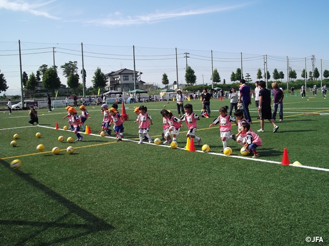 JFAキッズサッカーフェスティバル　富山県滑川市の日医工スポーツアカデミーに、約250人が参加！