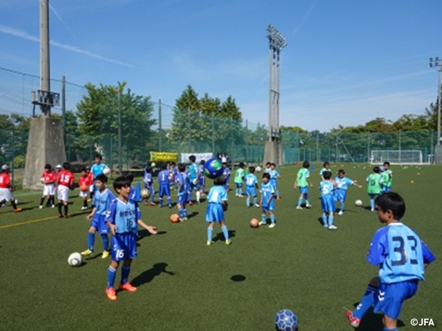 JFAキッズサッカーフェスティバル　新潟県新潟市の新潟市鳥屋野運動公園球技場に、約310人が参加！