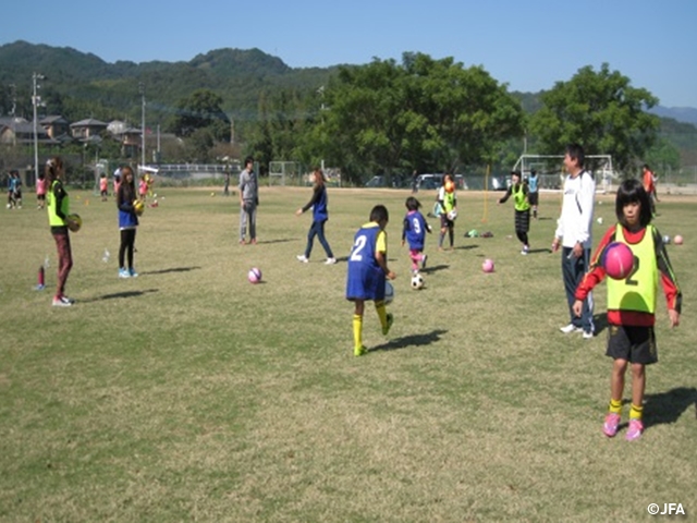 JFAレディース／ガールズサッカーフェスティバル 徳島県吉野川市の吉野川市総合スポーツ運動場 サッカー場に、約170人が参加！	