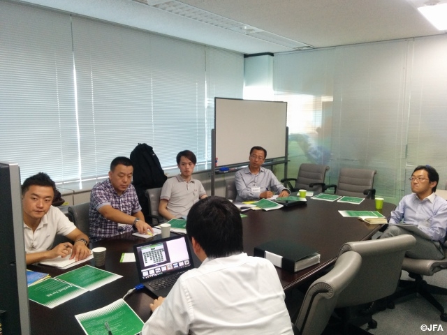 Chinese football association's instructors come and see the Japan's grass roots football.