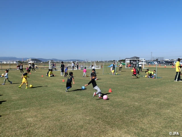 JFAキッズサッカーフェスティバル　福井県福井市の福井市藤岡グラウンドに、約300人が参加！