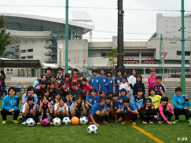 JFAレディース／ガールズサッカーフェスティバル　埼玉県さいたま市の埼玉スタジアム2○○2 第4グラウンドに、約70人が参加！