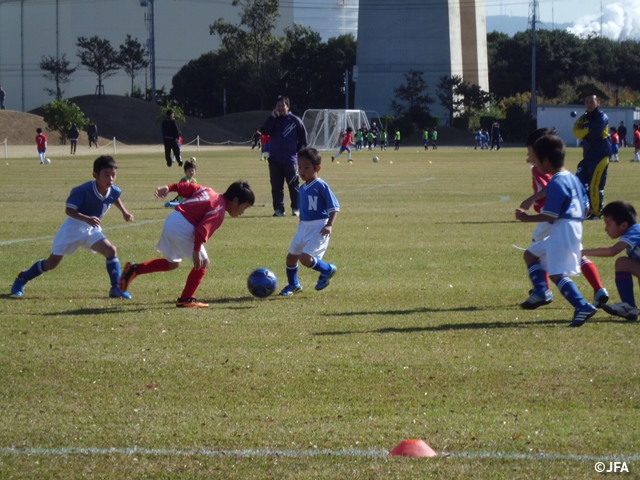 JFAキッズサッカーフェスティバル　香川県坂出市の瀬戸大橋記念公園球技場に、約1,100 人が参加！