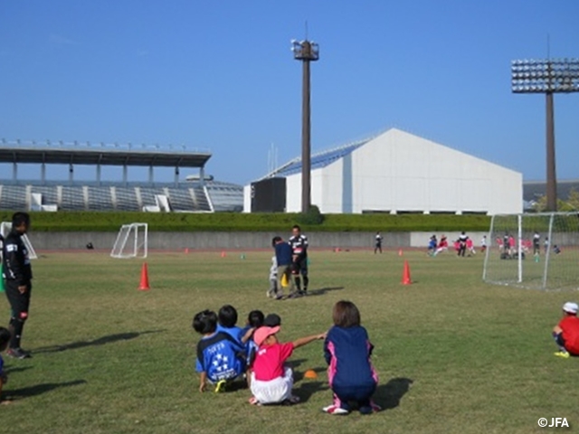 JFAレディース／ガールズサッカーフェスティバル　岐阜県岐阜市の長良川補助競技場に、約80人が参加！