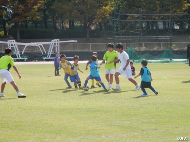 JFAファミリーフットサルフェスティバル　石川県白山市の白山市松任総合運動公園陸上競技場に、約120人が参加！