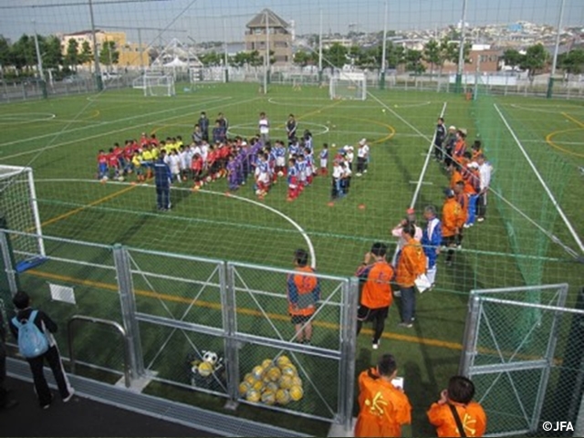 JFAキッズサッカーフェスティバル　兵庫県明石市の明石市立大蔵海岸多目的広場に、約660人が参加！