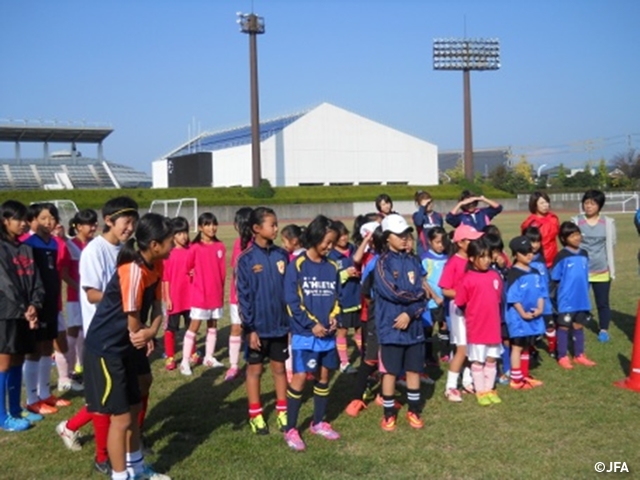 JFAレディース／ガールズサッカーフェスティバル　岐阜県岐阜市の長良川補助競技場に、約70人が参加！