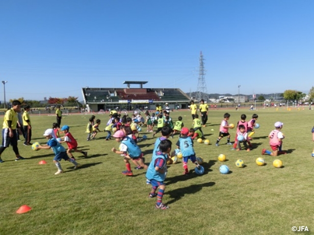JFAキッズサッカーフェスティバル 福井県鯖江市の鯖江市東公園陸上競技場に、約280人が参加！