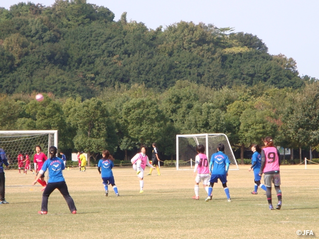 JFAレディースサッカーフェスティバル 香川県坂出市の瀬戸大橋記念公園球技場に、約40人が参加！