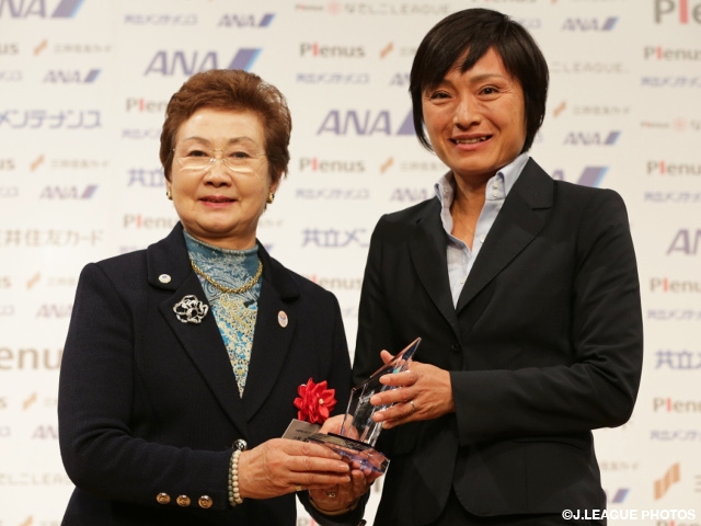 山岸佐知子審判員が2014年度プレナスなでしこリーグ最優秀審判賞を受賞